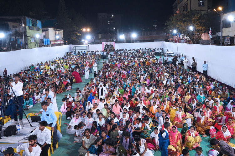 On January 13 and 14, 2024, thousands gathered for Grace Ministry's two-day prayer meeting at Sion on the Mumbai grounds. The two-day prayer assembly drew attendees from around Mumbai. This is a detailed report of the Day 2 prayer meeting conducted in Koliwada, Dharavi.